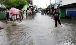 Banjir Melanda Solo Setelah Diguyur Hujan Deras, Aktivitas Warga Terganggu