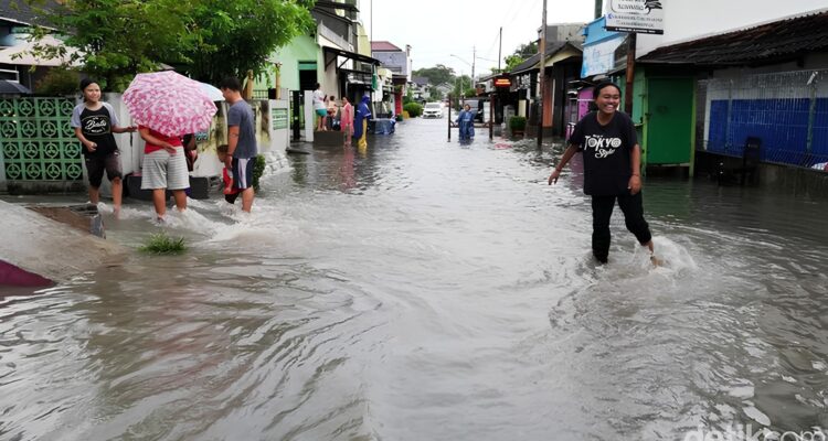 Banjir Melanda Solo Setelah Diguyur Hujan Deras, Aktivitas Warga Terganggu