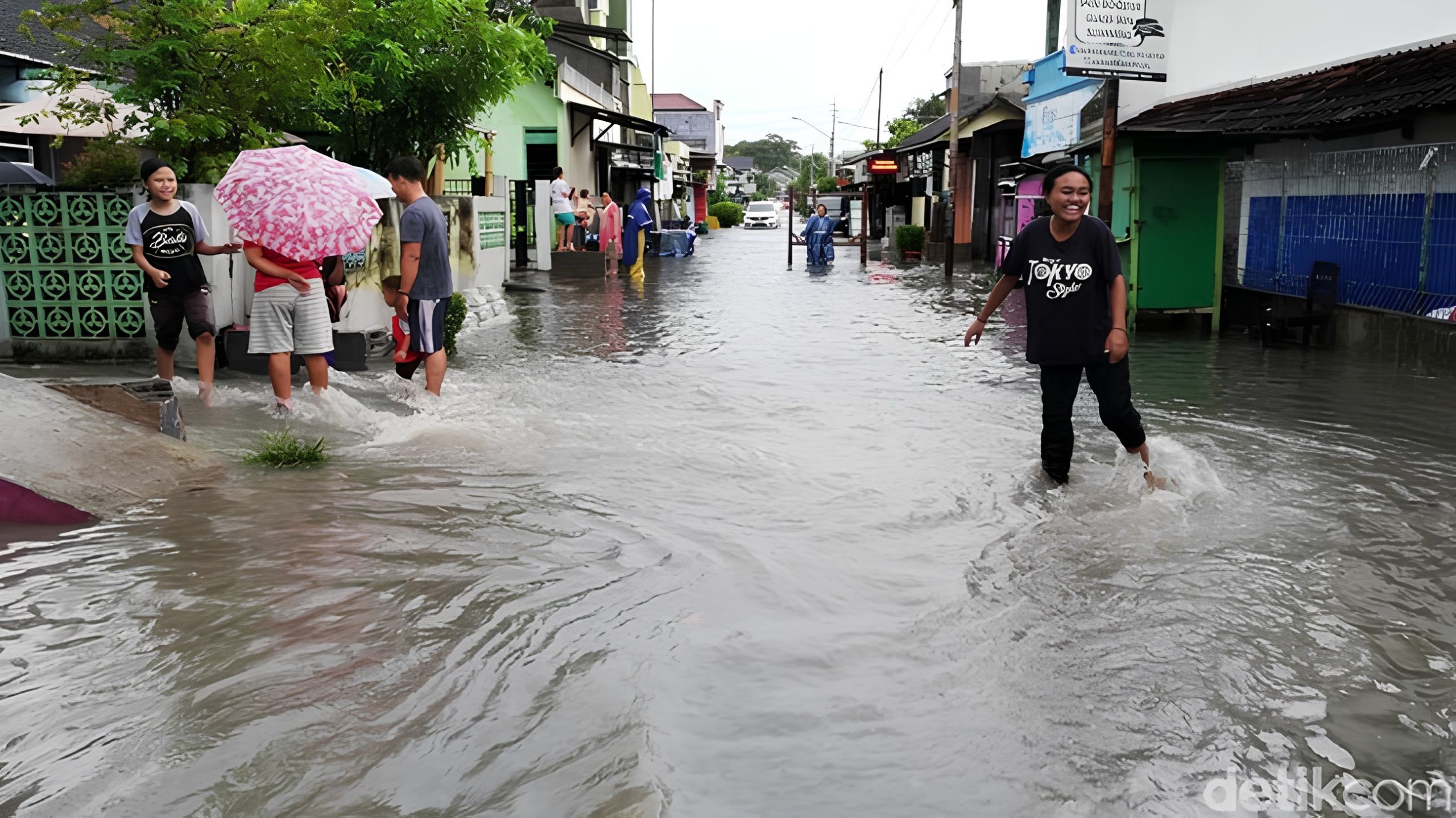 Banjir Melanda Solo Setelah Diguyur Hujan Deras, Aktivitas Warga Terganggu