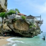 Jelajahi Pantai Uluwatu, Destinasi Wisata Alam yang Wajib Masuk Bucket List