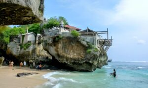 Jelajahi Pantai Uluwatu, Destinasi Wisata Alam yang Wajib Masuk Bucket List