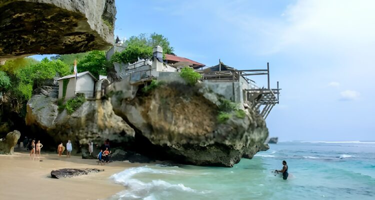 Jelajahi Pantai Uluwatu, Destinasi Wisata Alam yang Wajib Masuk Bucket List