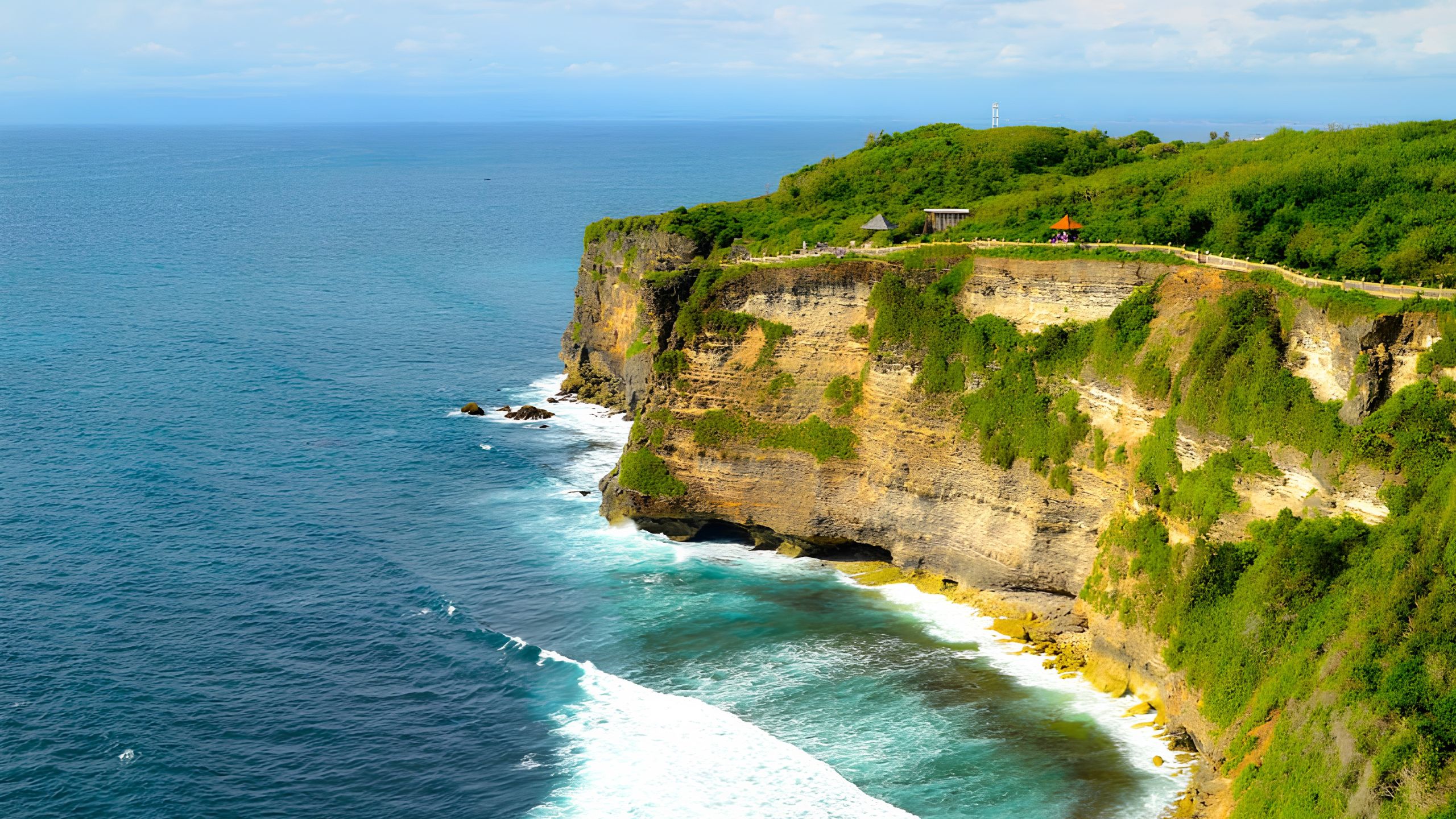 Keindahan Alam Pantai Uluwatu yang Memikat Wisatawan
