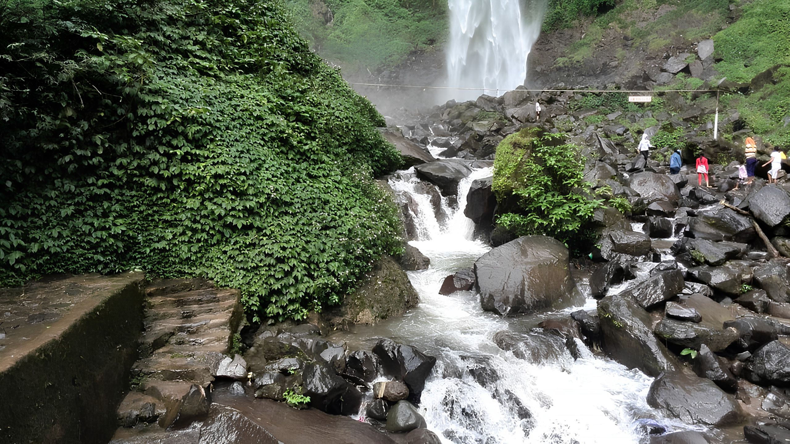 Daya Tarik Grojogan Sewu yang Selalu Memikat Wisatawan