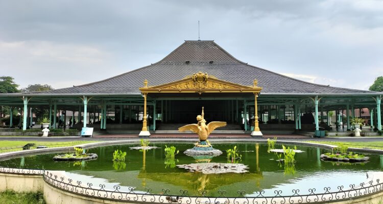 Menelusuri Istana Mangkunegaran, Jejak Kerajaan yang Masih Hidup di Kota Solo