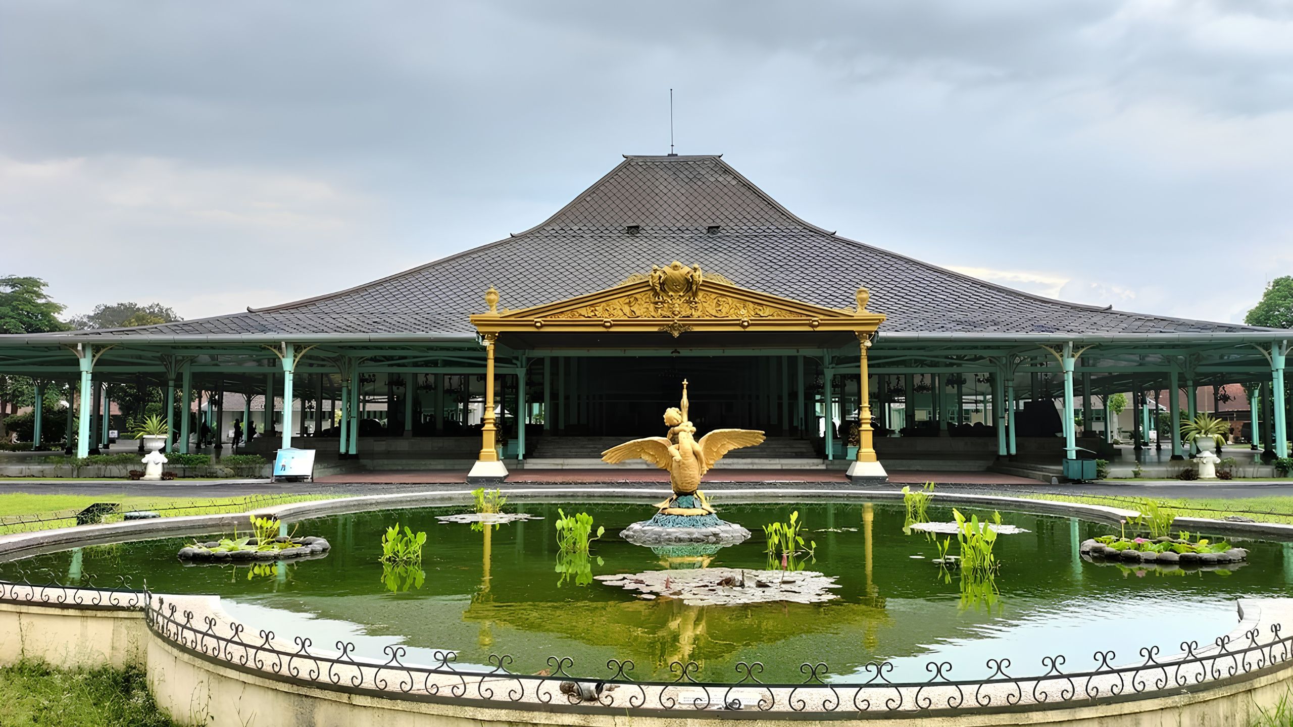 Menelusuri Istana Mangkunegaran, Jejak Kerajaan yang Masih Hidup di Kota Solo