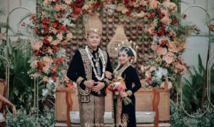 Kerajinan Busana Tradisional Solo yang Tampil Lebih Modern dan Elegan