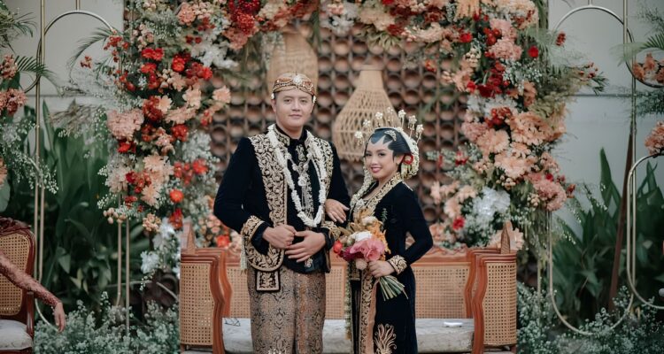 Kerajinan Busana Tradisional Solo yang Tampil Lebih Modern dan Elegan