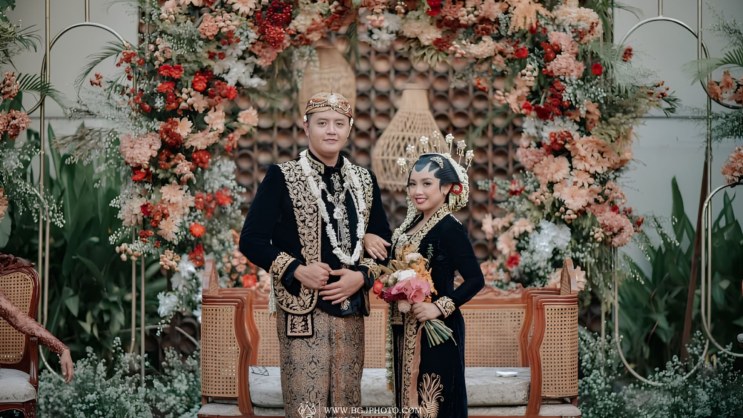 Kerajinan Busana Tradisional Solo yang Tampil Lebih Modern dan Elegan