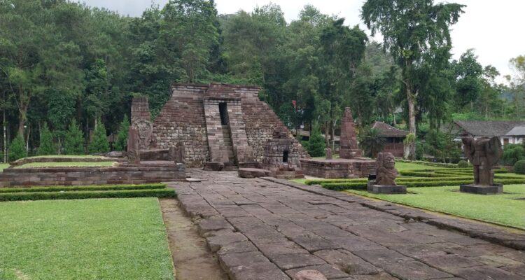 Candi Sukuh, Destinasi Bersejarah dengan Panorama Alam yang Memesona