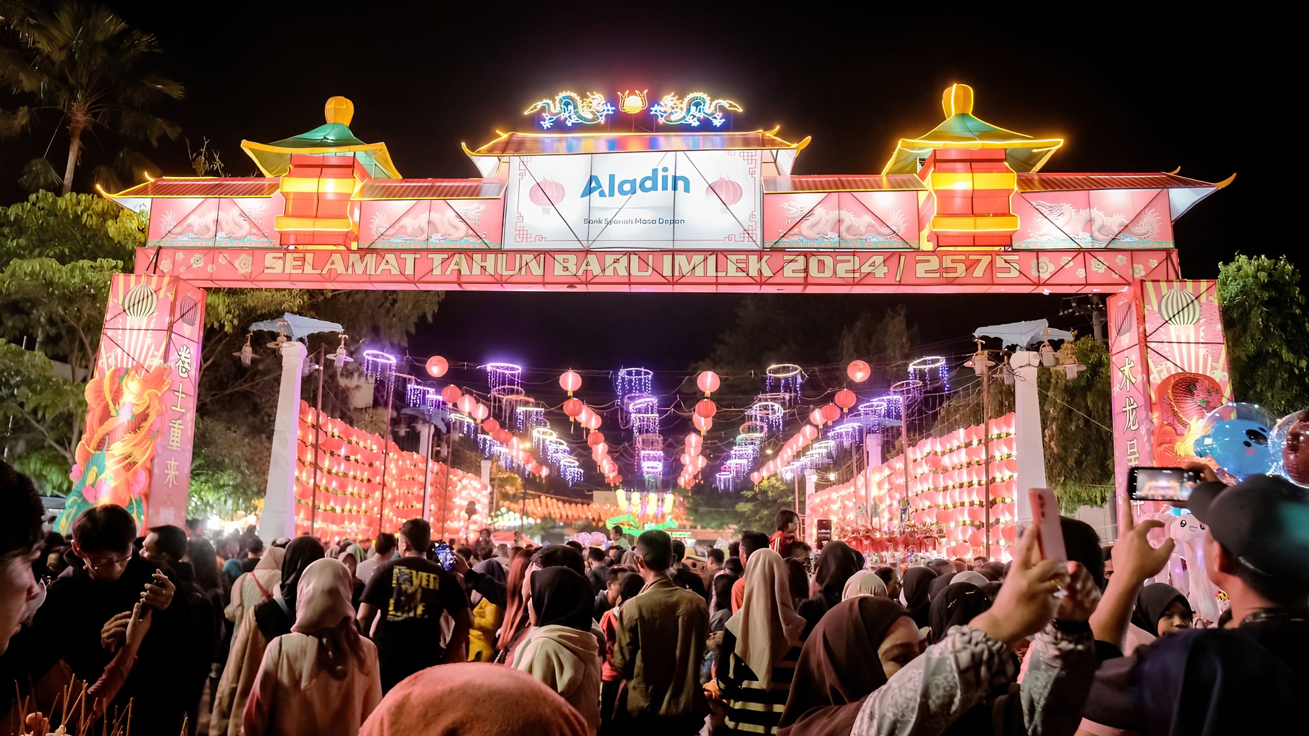 Gunungan Kue Keranjang Menjadi Ikon Festival