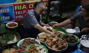 Gudeg Ceker Bu Kasno, Kuliner Malam Legendaris di Solo