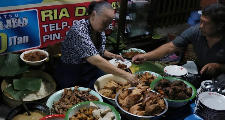 Gudeg Ceker Bu Kasno, Kuliner Malam Legendaris di Solo