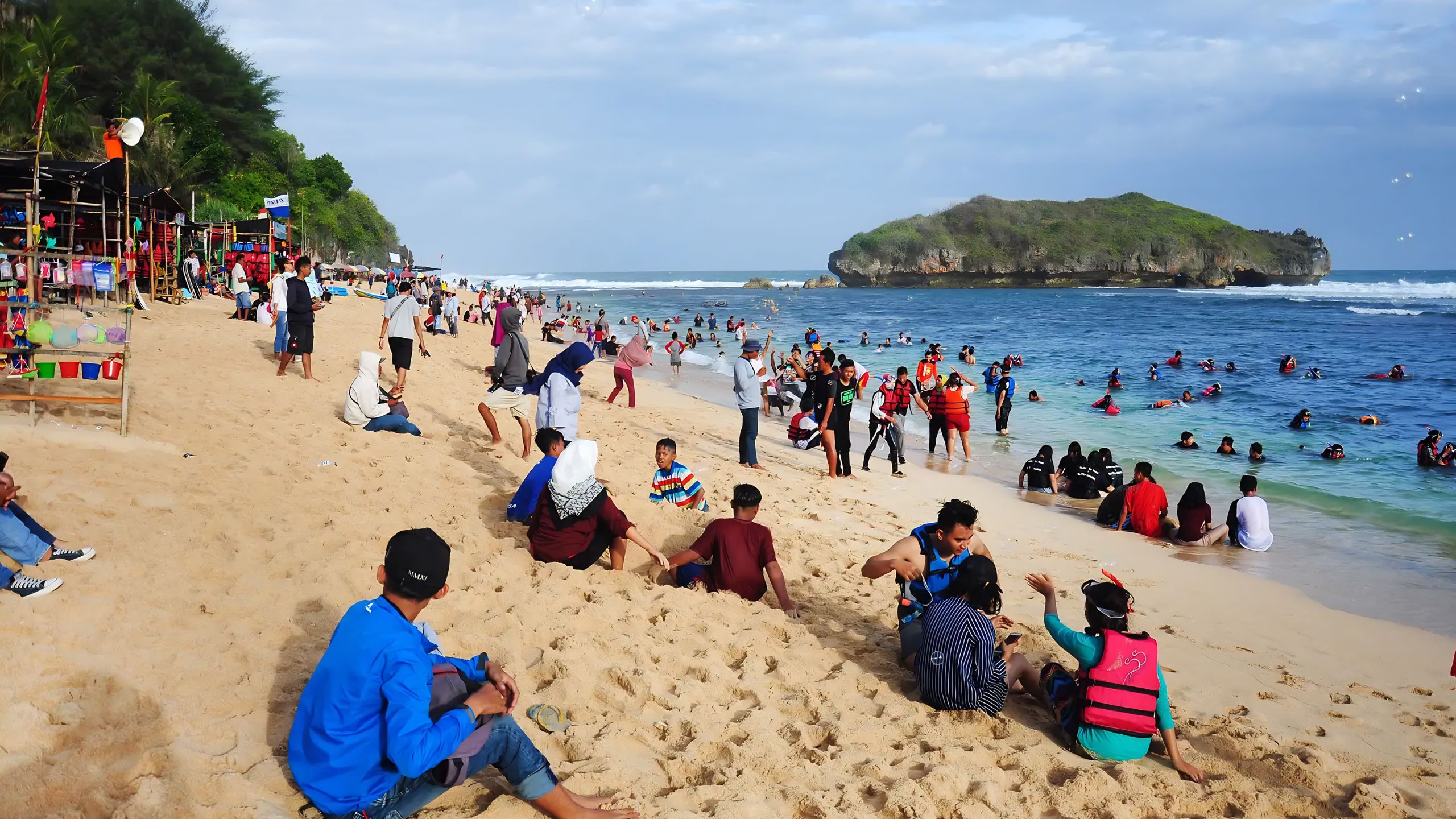 Pesona Pantai Berpasir Putih yang Menawan