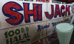 Menikmati Hangatnya Susu Segar Shi Jack di Kota Solo