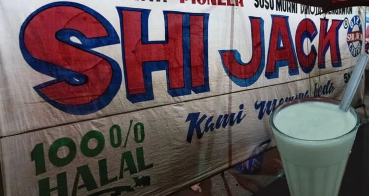 Menikmati Hangatnya Susu Segar Shi Jack di Kota Solo