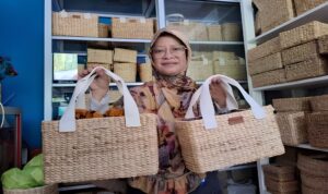 Tas Anyaman Eceng Gondok dari Solo yang Semakin Diminati Pecinta Produk Ramah Lingkungan