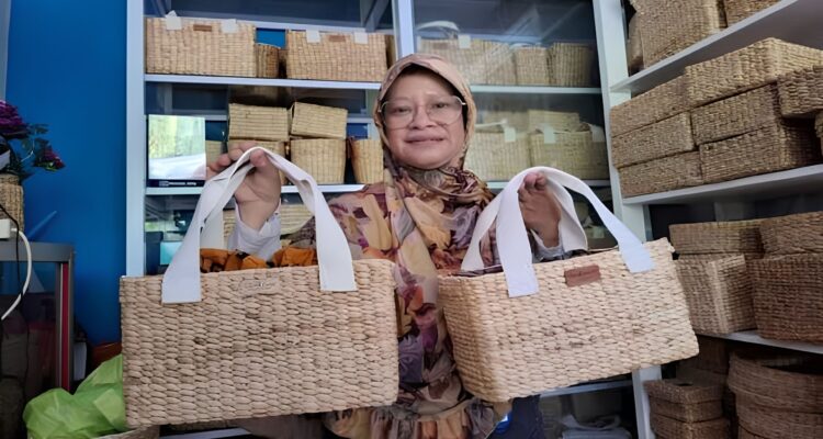 Tas Anyaman Eceng Gondok dari Solo yang Semakin Diminati Pecinta Produk Ramah Lingkungan