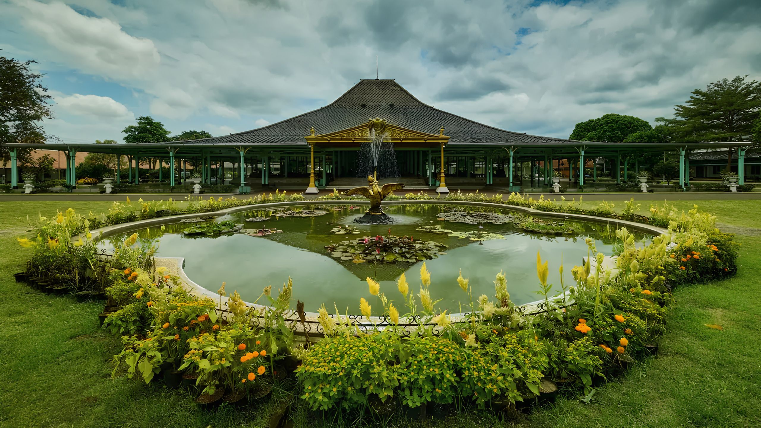 Menemukan Koleksi Budaya di Dalam Kompleks Istana