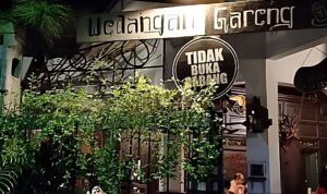 Hangatnya Suasana Wedangan Gareng di Tengah Kota Solo