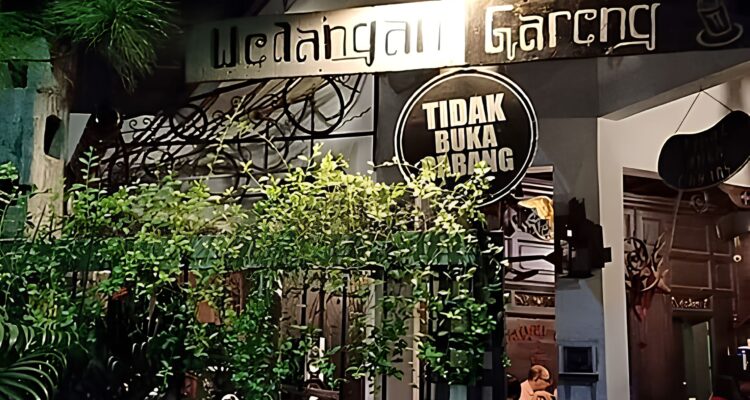 Hangatnya Suasana Wedangan Gareng di Tengah Kota Solo