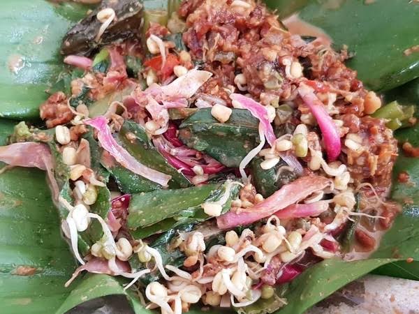 Pecel Gendar Solo, Perpaduan Sayuran Segar dan Bumbu Kacang Lezat