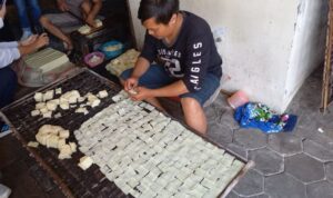 Kerupuk Karak, Camilan Tradisional yang Tetap Digemari Hingga Kini