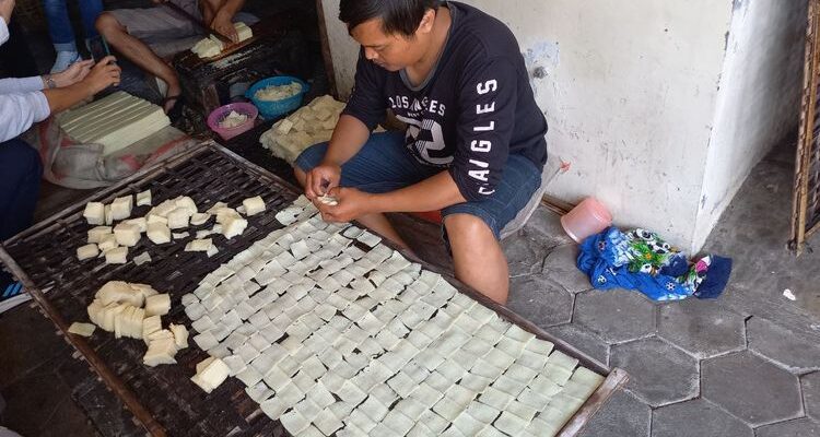 Kerupuk Karak, Camilan Tradisional yang Tetap Digemari Hingga Kini