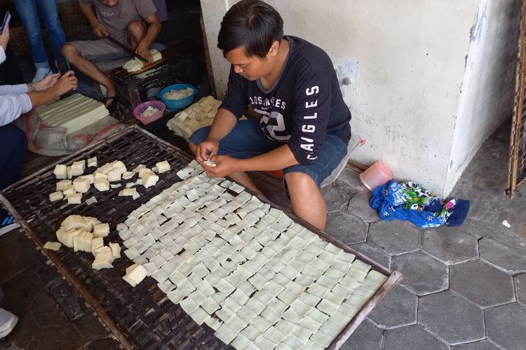 Kerupuk Karak, Camilan Tradisional yang Tetap Digemari Hingga Kini