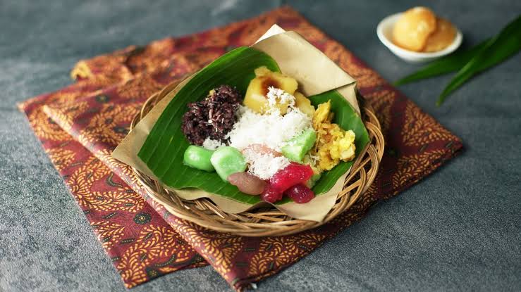 Lenjongan, Jajanan Tradisional Solo yang Kaya Warna dan Rasa